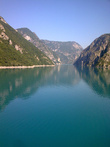 Прекрасны теплые фьорды Черногории.