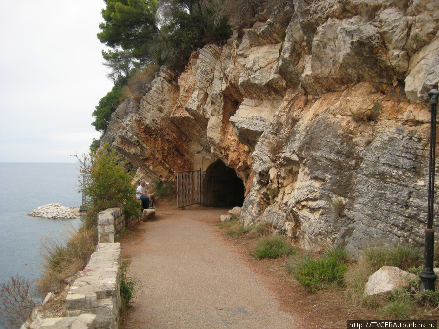 Дорога вдоль берега ведет в туннель ,вернее в пещеру,превращенную в тунель. Черногория