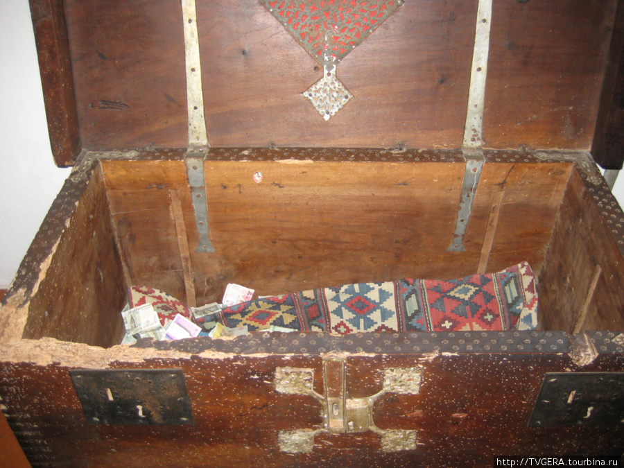 Сундук 14 века в музее острова Черногория