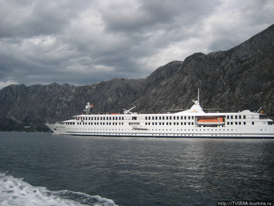 Такие лайнеры заходят в Боко-Которскую бухту с туристами ,совершающими круиз по Адриатике Черногория