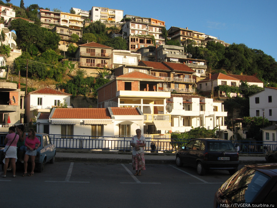 г Ульцин -южная оконечность Черногории ,на границе с Албанией .Здесь живут албанцы ,есть мечети ,очень похоже на Турцию Черногория