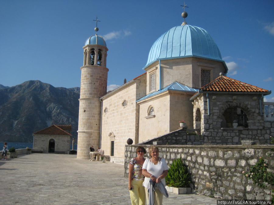 Остров  с церкорью ,построенный на обломках кораблей. Черногория