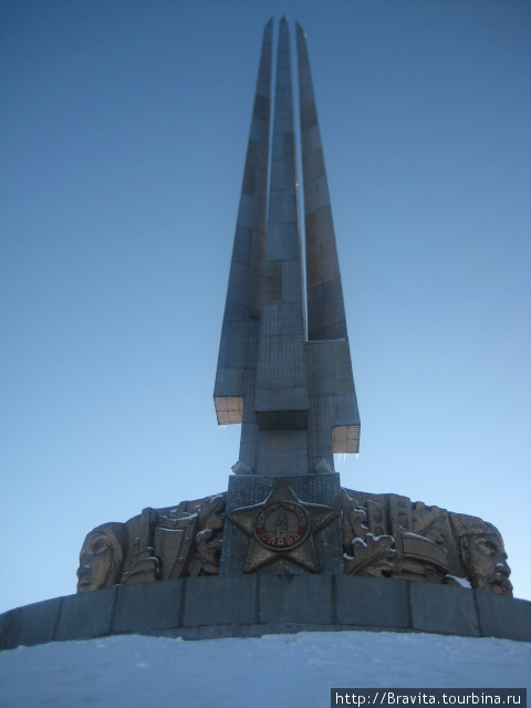 4 штыка, устремленные в небо, и барельефное изображение воинов и партизан. Минск и область, Беларусь
