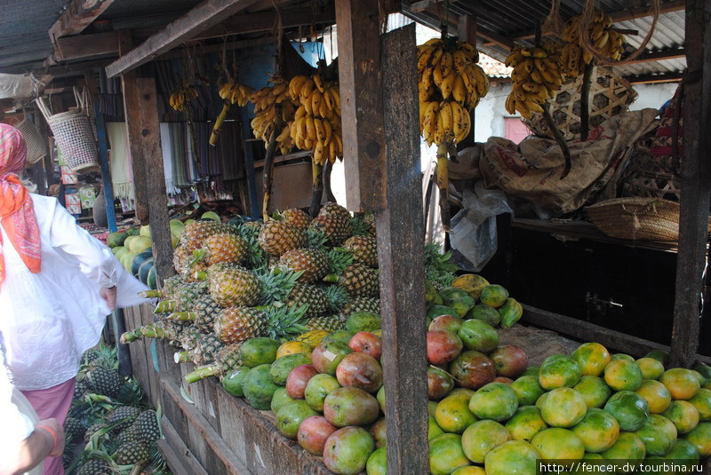 Ананасы, манго и удивительные мелкие бананы — главные фрукты острова Остров Занзибар, Танзания