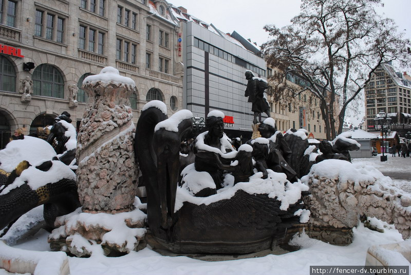 Знаменитый фонтан Супружеская карусель Нюрнберг, Германия