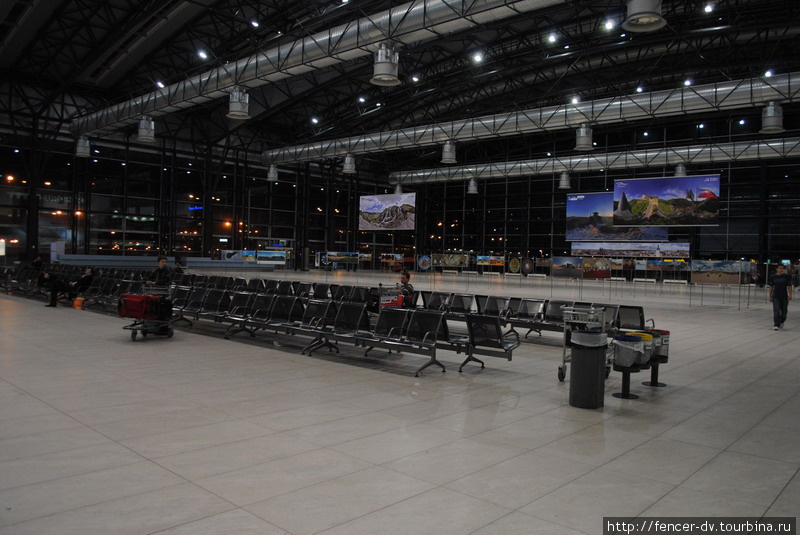 Пустынный зал ожидания второго, шенгенского терминала Прага, Чехия