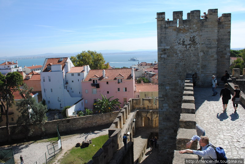 Cо стен и башен открываются роскошные виды на все части Лиссабона Лиссабон, Португалия