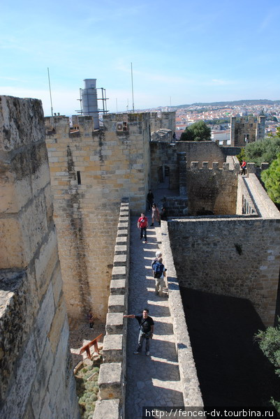 На стенах замка Сен-Жоржи Лиссабон, Португалия