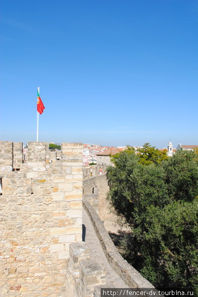 Португальский флаг и красные крыши старого Лиссабона Лиссабон, Португалия