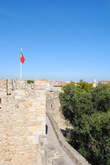 Португальский флаг и красные крыши старого Лиссабона
