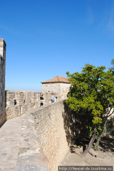 На стенах замка Сен-Жоржи Лиссабон, Португалия