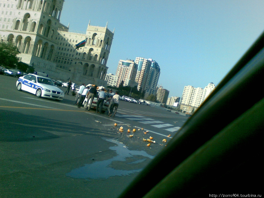 Дыни выпали с жигуленка, прямо на площади Азадлыг Баку, Азербайджан