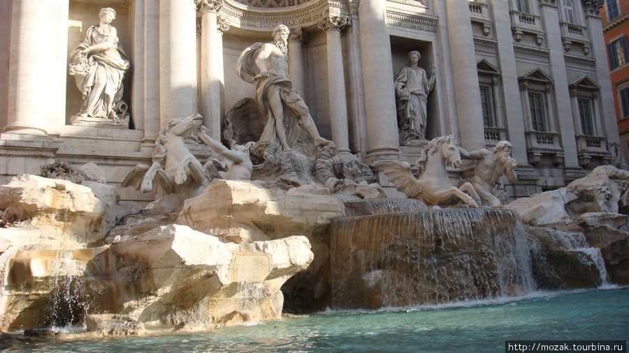 К фонтану Треви приходить лучше рано-рано утром, пока еще нет толпы Рим, Италия