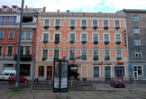 Отель здание по центру персикого цвета
