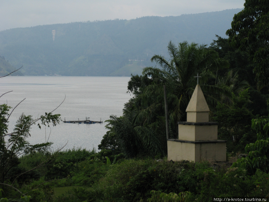 Гробница с видом на оз.Тоба Остров Самосир, Индонезия