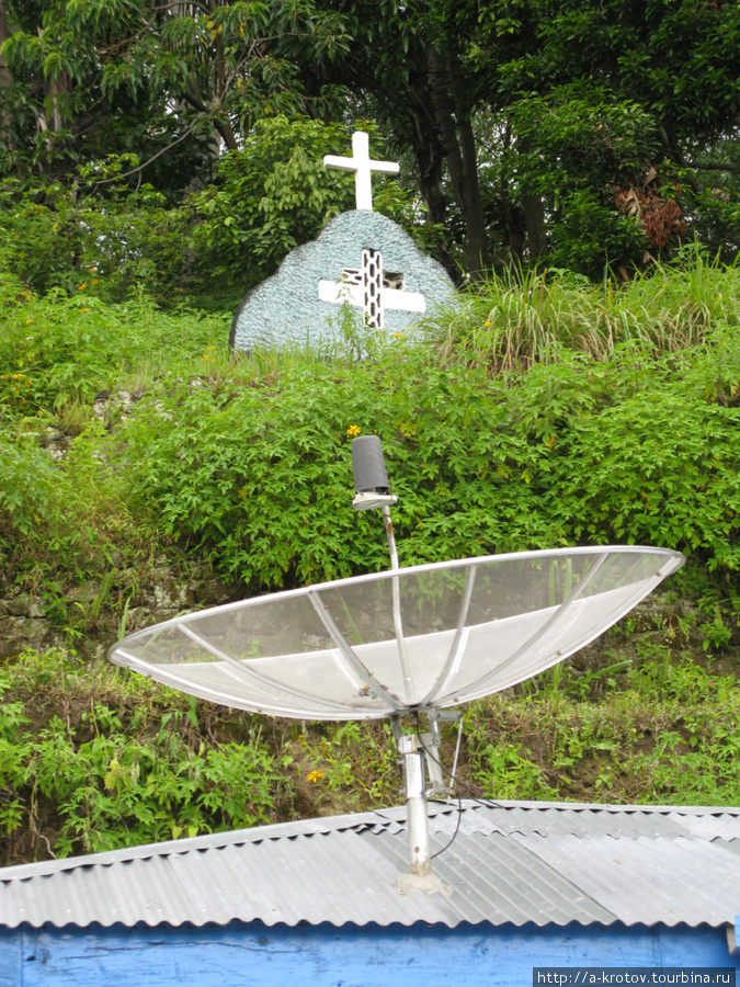 Антенна для связи с мертвецами Остров Самосир, Индонезия