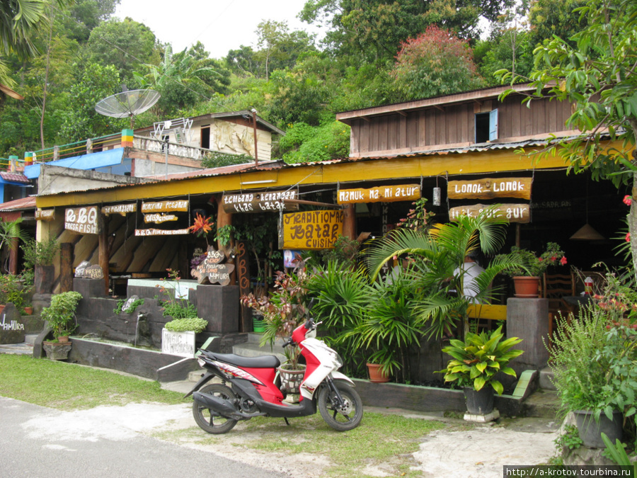Все услуги для туристов предлагают в сотне хижин, как эта Остров Самосир, Индонезия