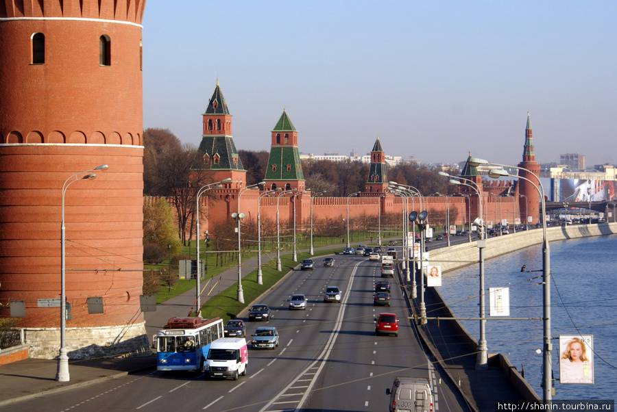 Дорога на набережной перед кремлем Москва, Россия