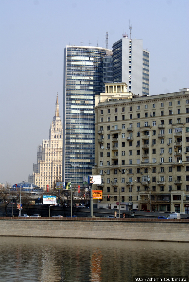 Набережная между Киевским вокзалом и гостиницей Украина Москва, Россия