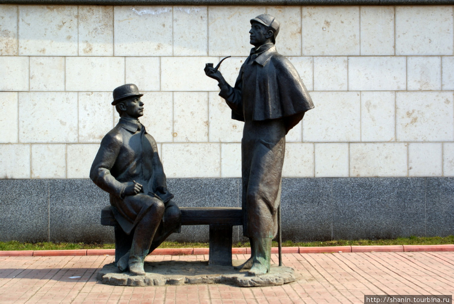 Шерлок Холмс и доктор Ватсон — на набережной Москва-реки Москва, Россия