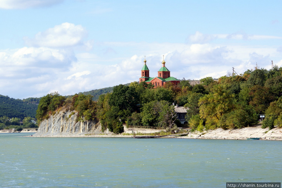 Церковь на берегу Абрау-Дюрсо, Россия
