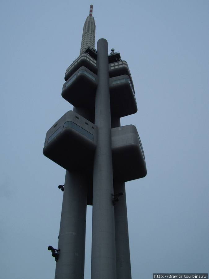 Внешний вид телебашни.
Младенцы — работа скульптора Давида Черного — не такие уж маленькие — по 100 кг каждый. Прага, Чехия