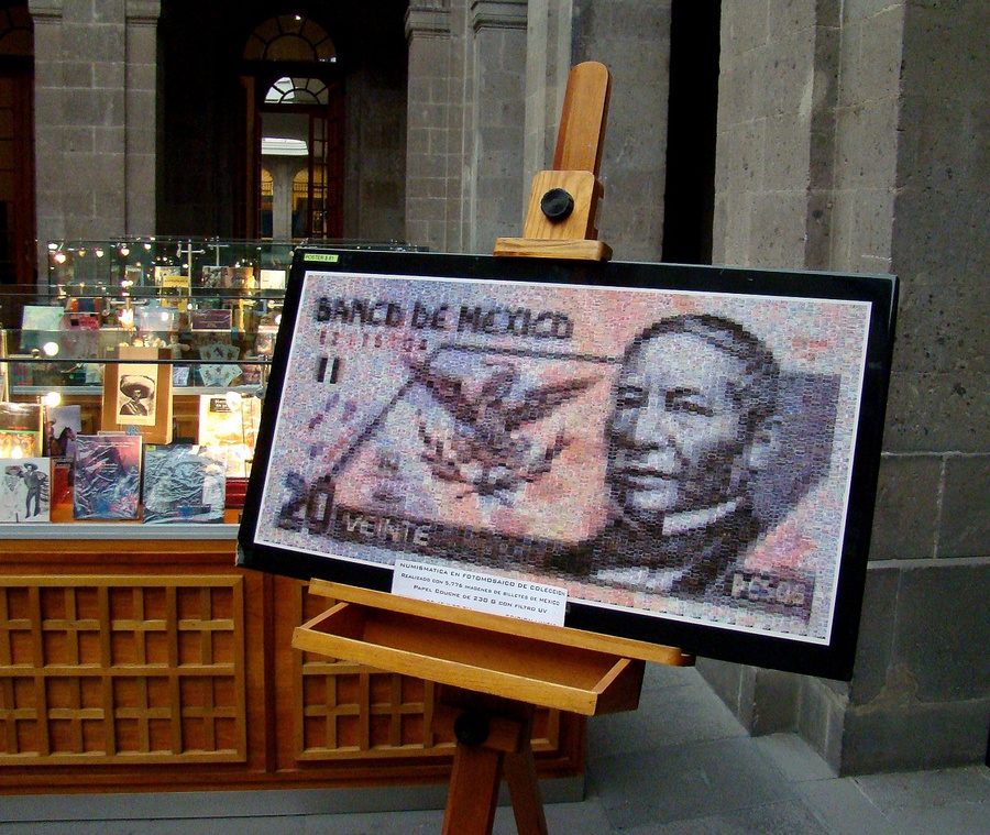 Эти необычные большие 20 песо сделаны из тысячи маленьких бумажных денег. Мехико, Мексика