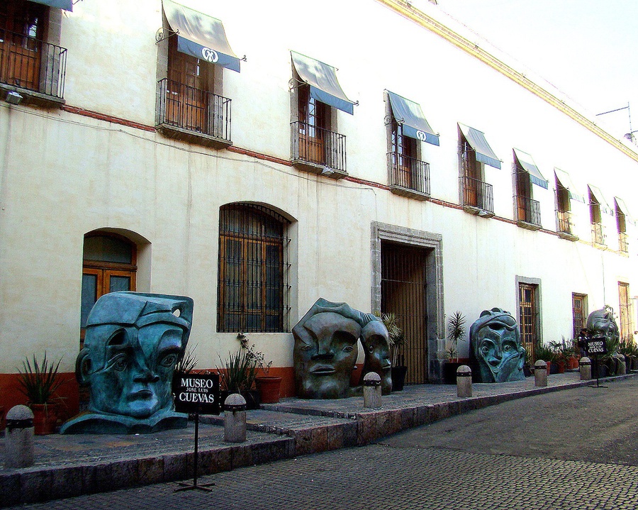Гуляя по Мехико, я видел здания и других музеев.  Это музей Хосе Луиса Куэваса. Мехико, Мексика