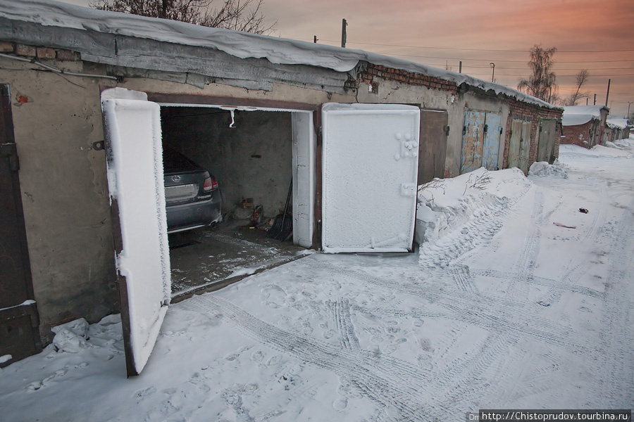 Отапливаемый гараж можно узнать по толстому слою наледи на воротах. Прокопьевск, Россия