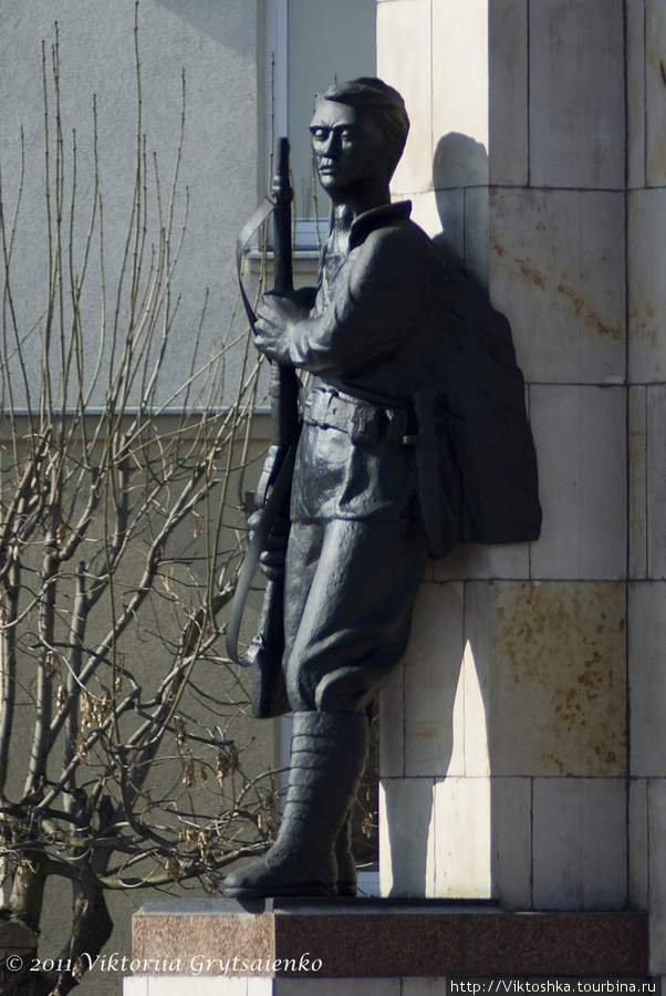 19.02.2011 года. Скульптура у входа музея военного кладбища в Пшемышле