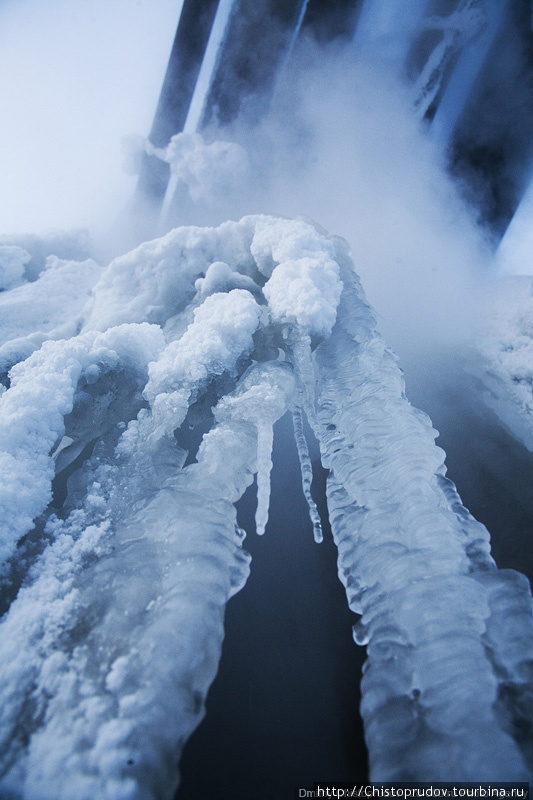 Ледяные сталактиты. Прокопьевск, Россия