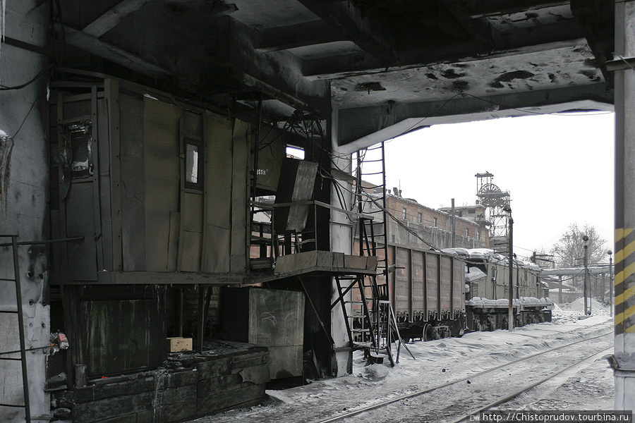 Будка с оператором, который управляет загрузкой угля. Прокопьевск, Россия
