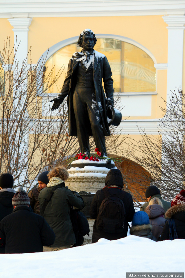 Памятник Пушкину во дворе дома №12 по набережной Мойки. Здесь находится музей-квартира поэта. Это, пожалуй, единственное место, где почитатели Пушкина смогут узнать все о последнем этапе его творческой деятельности и жизни. Санкт-Петербург, Россия