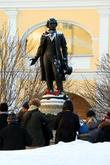 Памятник Пушкину во дворе дома №12 по набережной Мойки. Здесь находится музей-квартира поэта. Это, пожалуй, единственное место, где почитатели Пушкина смогут узнать все о последнем этапе его творческой деятельности и жизни.