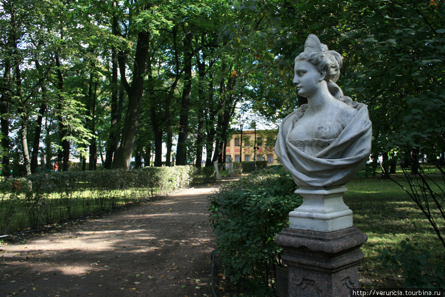 Летний сад – любимое место прогулок поэта. Санкт-Петербург, Россия