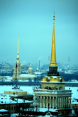 Два шпиля  – Адмиралтейский и Петропавловский украшают город с пушкинских времен.