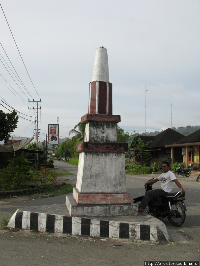 Это в 50 км от Букитинги — посёлок Бонжол — в нём Экватор и статуя Имама Бонжола Букиттинги, Индонезия