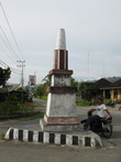 Это в 50 км от Букитинги — посёлок Бонжол — в нём Экватор и статуя Имама Бонжола
