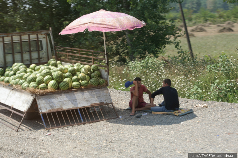 Всюду на дорогах Албании продают арбузы, требуют местных денег  -динаров и ловко обсчитывают на курсе. Албания