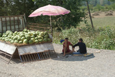 Всюду на дорогах Албании продают арбузы, требуют местных денег  -динаров и ловко обсчитывают на курсе.