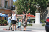 У памятника героев в Тиране.