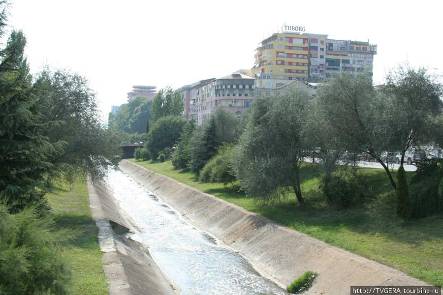 Река в центре Тираны. Албания