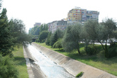 Река в центре Тираны.