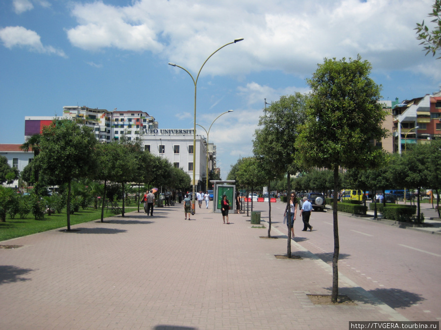 Бульвар около Университета Албания