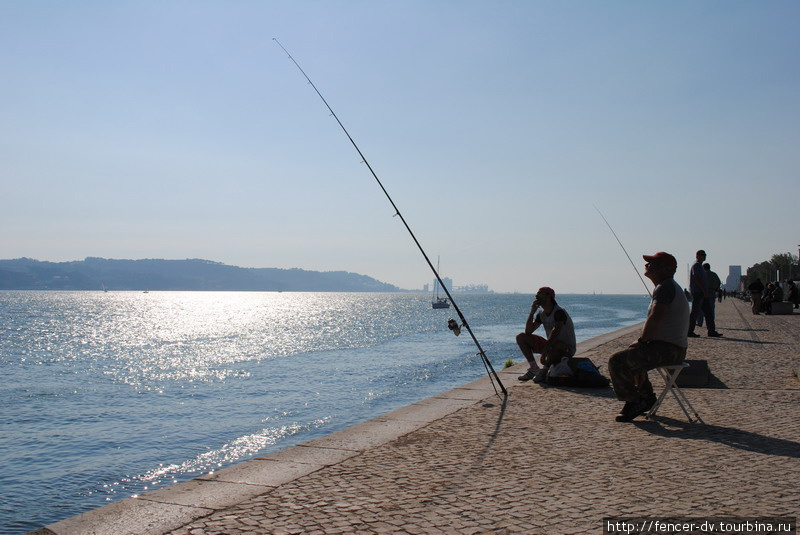 Рыбаков здесь очень много Лиссабон, Португалия