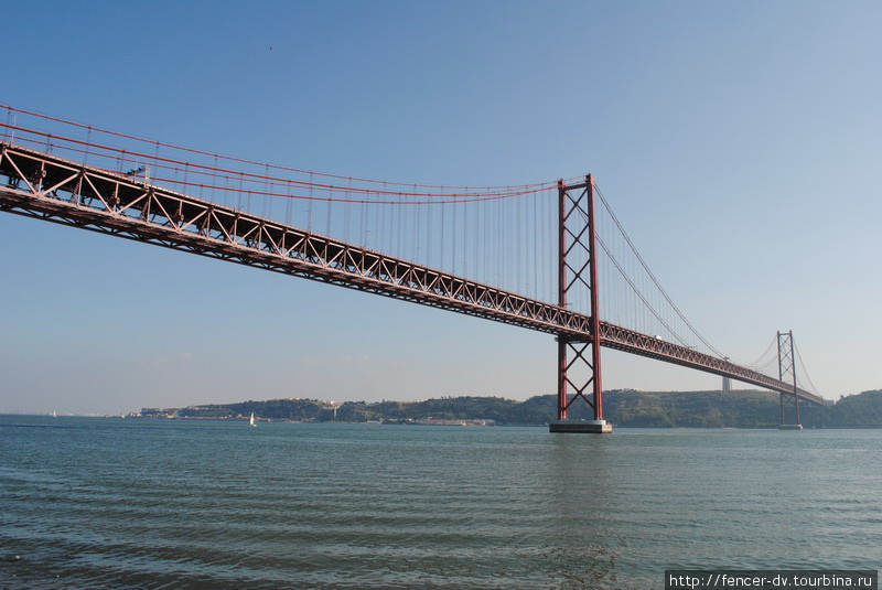 Знаменитый мост 25 Апреля Лиссабон, Португалия