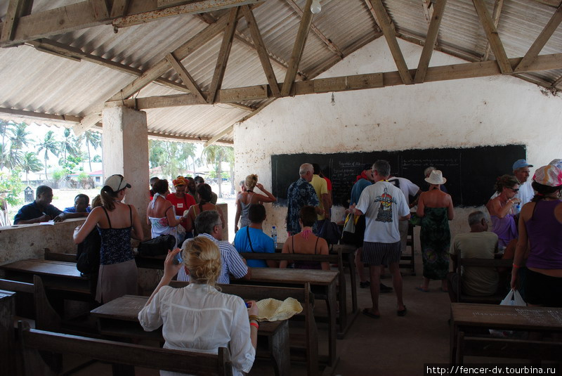 Туристам рассказывают про школу, а потом предлагают сделать пожертвование. Кстати, неплохой источник финансирования выходит. Остров Занзибар, Танзания