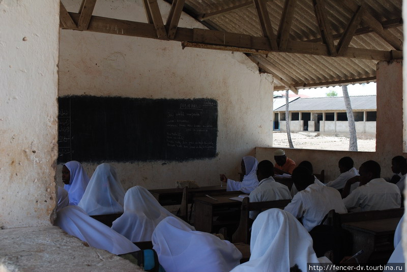 Обычный урок в обычной занзибарской школе Остров Занзибар, Танзания