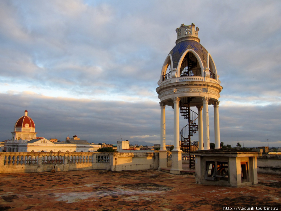 Башенка дворца Паласио Феррер. Само здание сейчас в полуразрушенном состоянии, поднимались по темным лестницам, хорошо хоть фонарик был с собой. Сьенфуэгос, Куба