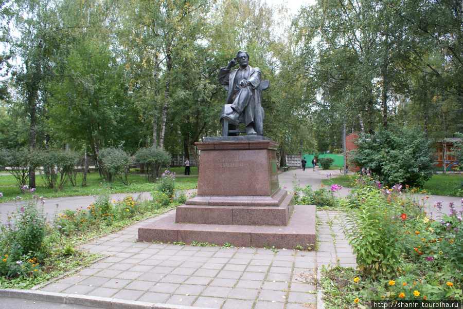 Памятник Вячеславу Шишкову в парке у автовокзала Бежецк, Россия